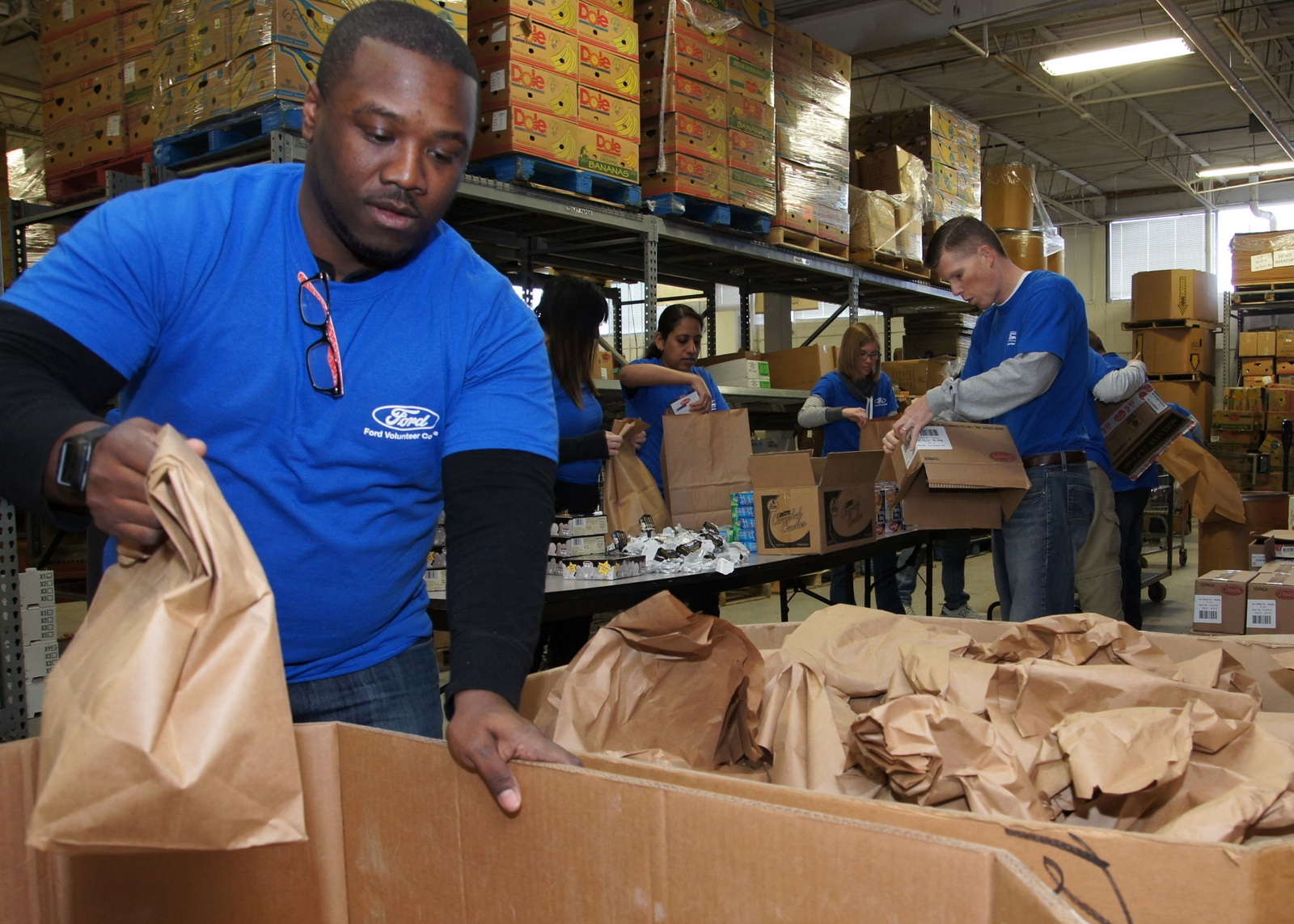 FORD EMPLOYEES WORKING WITH HUNGER RELIEF AGENCIES. PHOTO FORD FUND