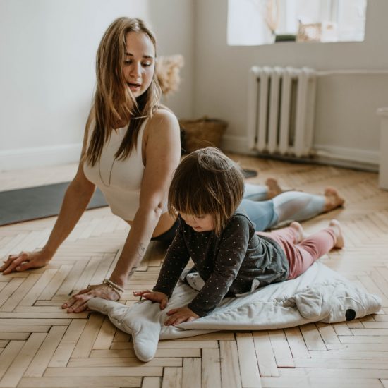 MOTHER AND KIDS YOGA MENTAL HEALTH. PHOTO VALERIA USHAKOVA / PEXELS