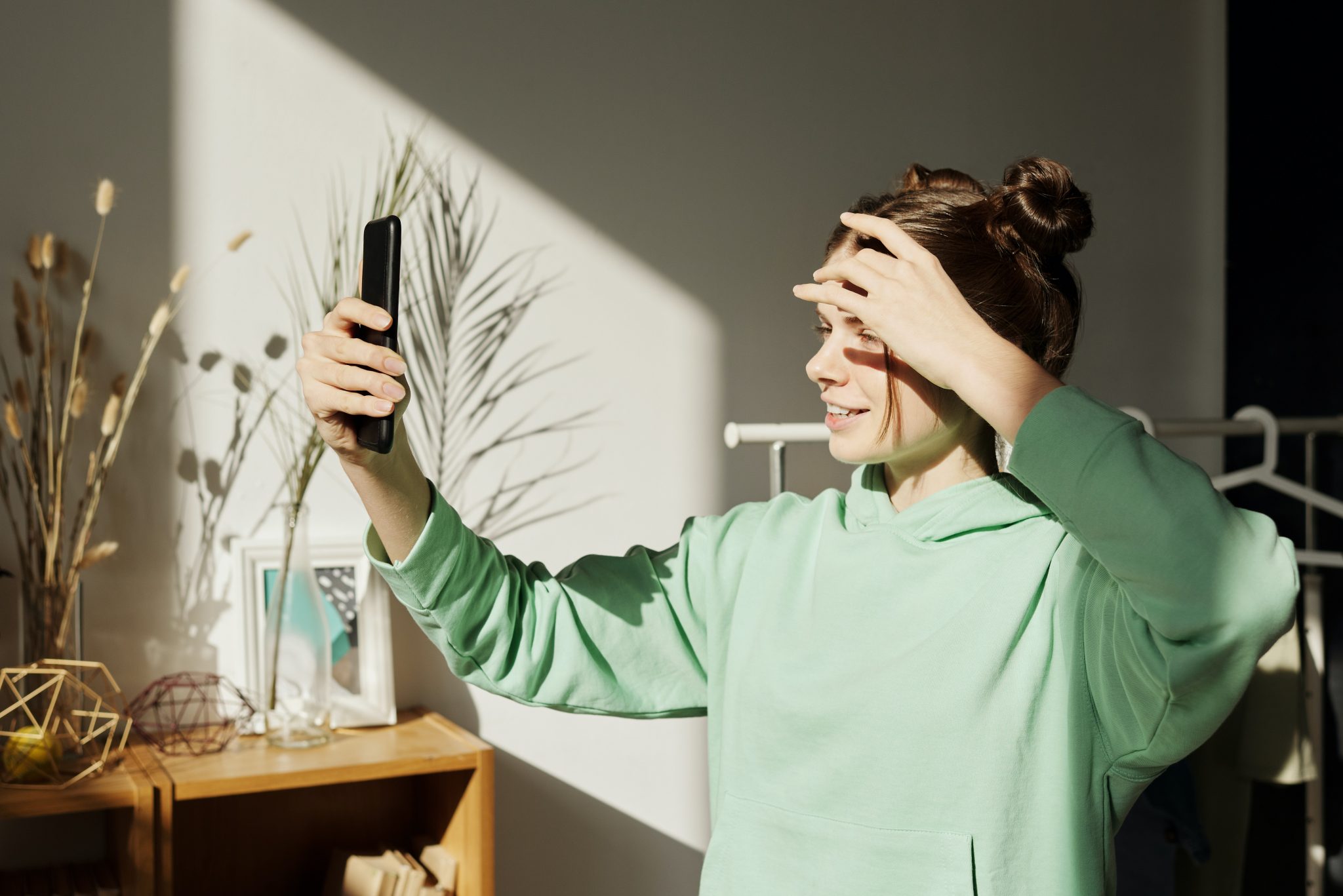 QUARANTINE TRICKS. PHOTO JULIA M CAMERON / PEXELS