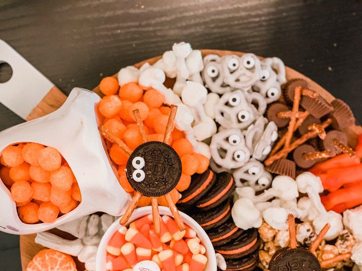 FESTIVE HALLOWEEN SNACK BOARD / PHOTO BY CERRIOUSLY