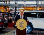 MAYOR DUGGAN DELIVERING HIS REMARKS FROM THE NEW STELLANTIS MACK AVENUE JEEP PLANT. PHOTO CITY OF DETROIT