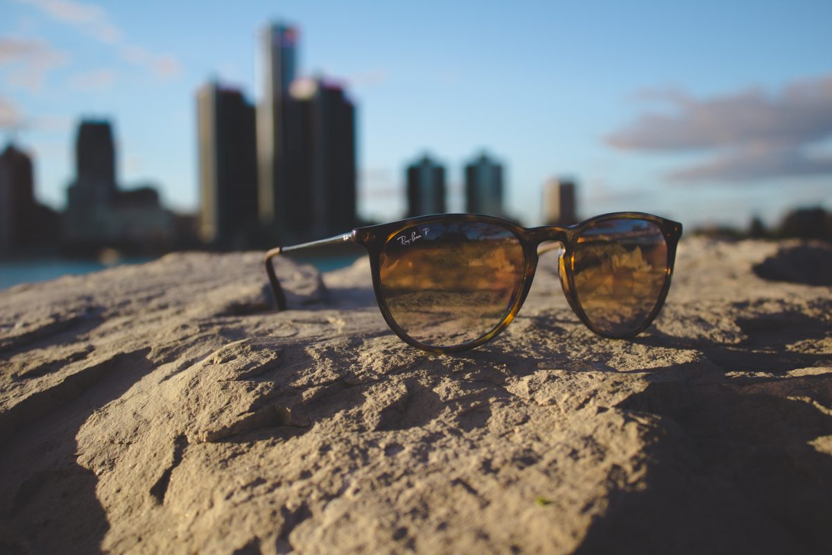 explore detroit // sunglasses on the beach/ ren cen