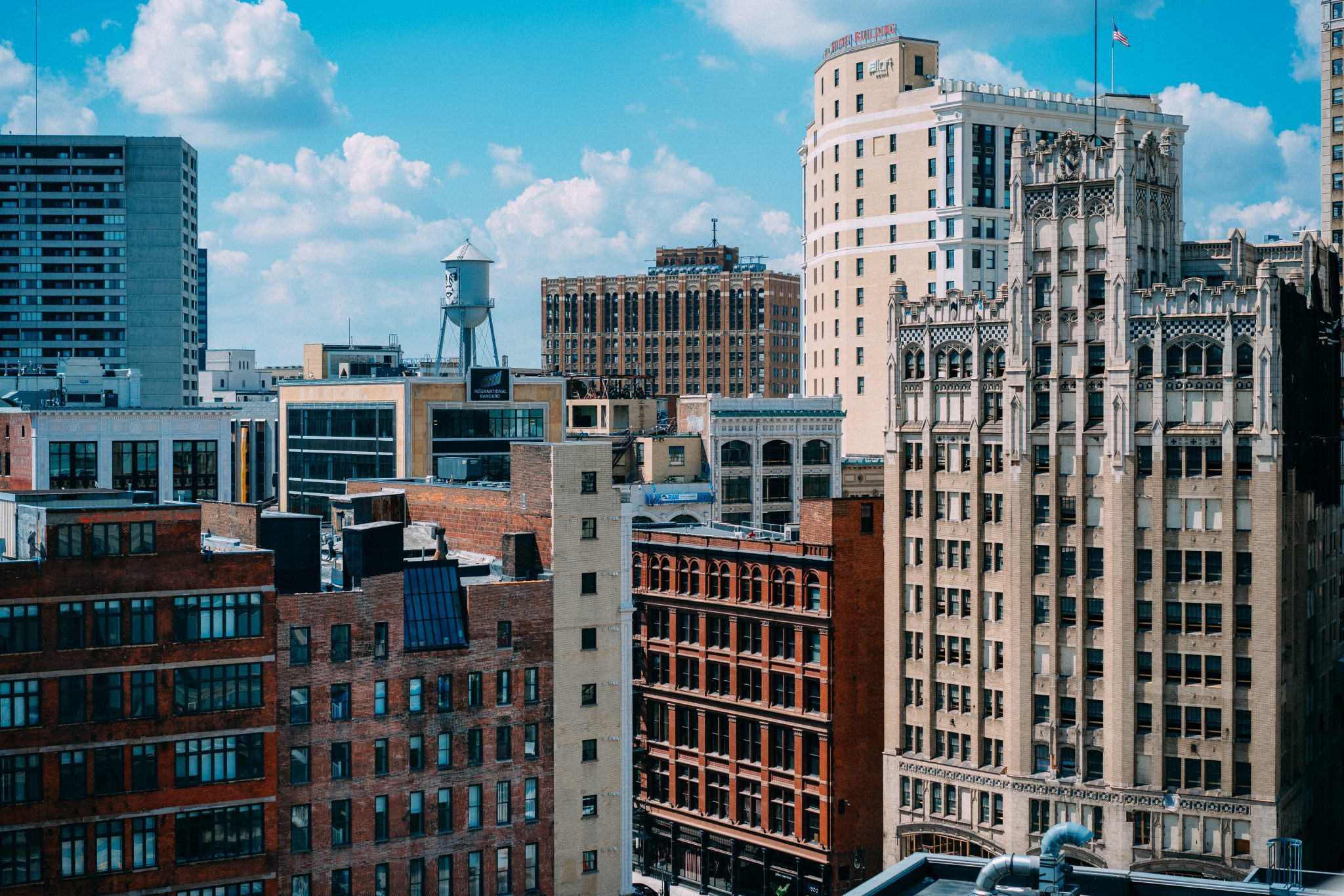 DOWNTOWN DETROIT, PHOTO ALEX BRISBEY; UNSPLASH