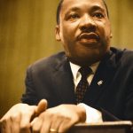 MARTIN LUTHER KING PRESS CONFERENCE. PHOTO UNSEEN HISTORIES / UNSPLASH