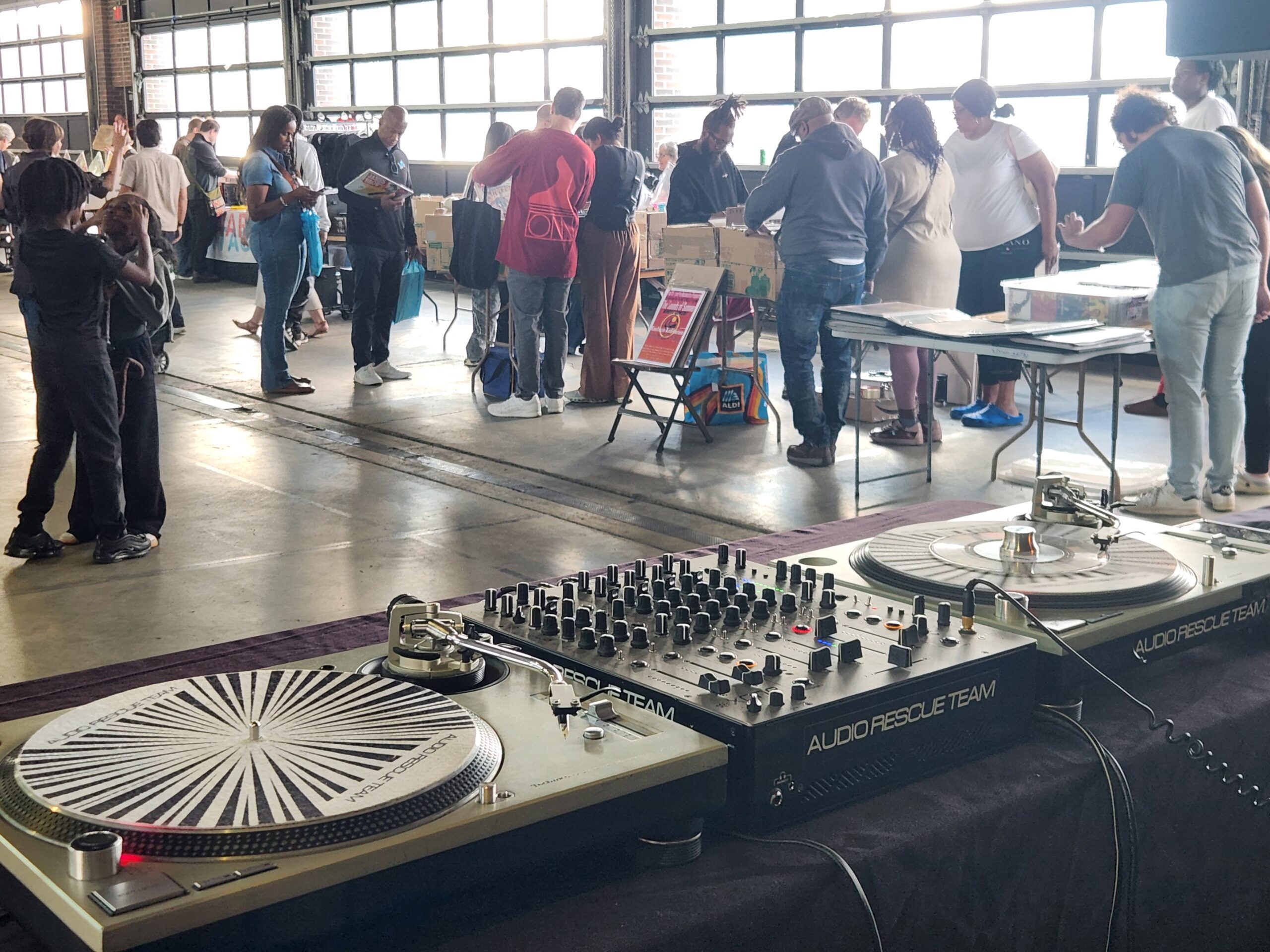 INSIDE EASTER MARKET DETROIT VINYLFEST EVENT, PHOTO DEROIT VINYLFEST MEDIA