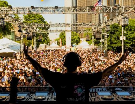 Heart Plaza Detroit summer events