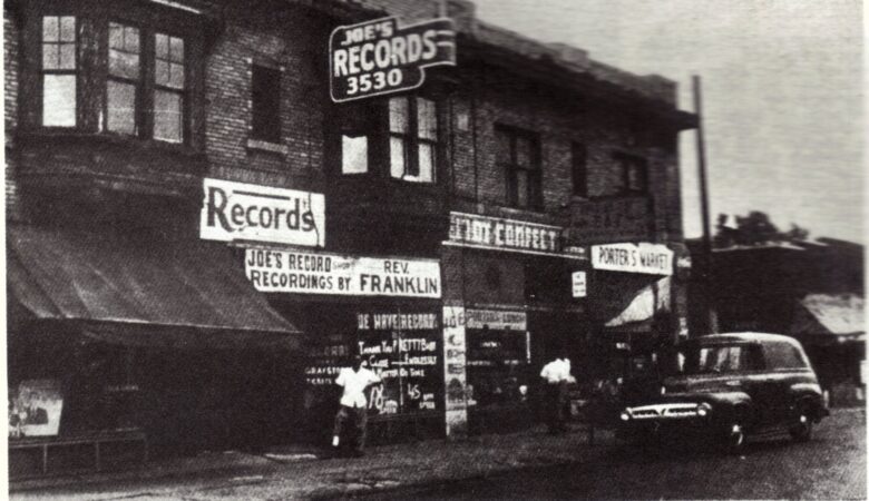 JOE'S RECORD SHOP, ON 3530 HASTINGS ST. PHOTO JACQUES DEMETRE.