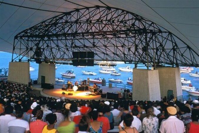 PHOTO ARETHA FRANKLIN AMPHITHEATER DETROIT, PHOTO TRIPADVISOR / PINTEREST