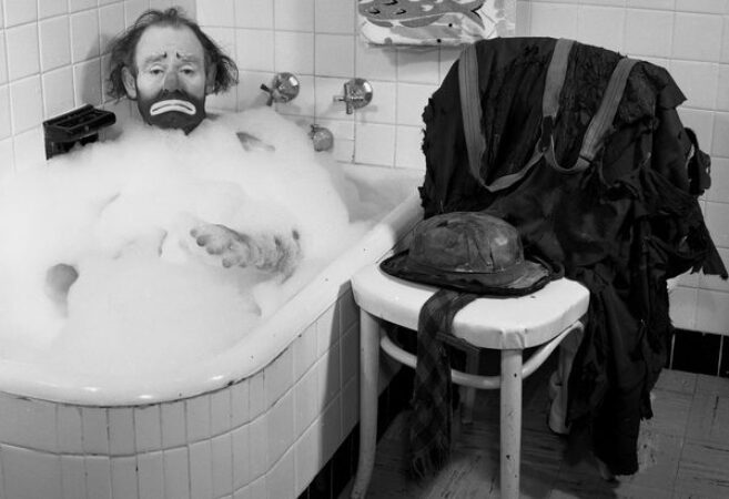 CLOWN ALONE IN TUB