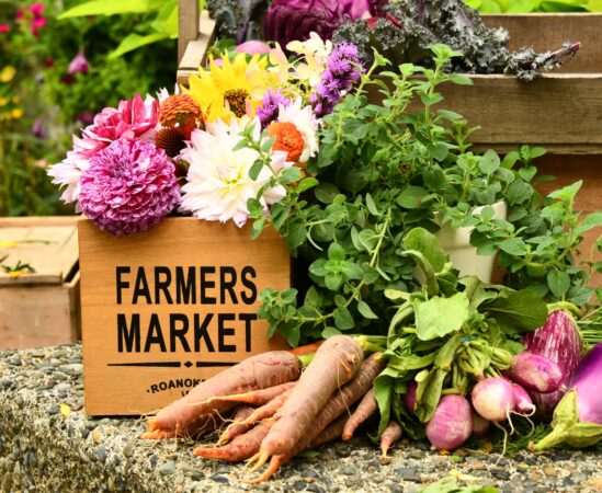 FARMERS MARKET PHOTO SHELLEY PAULS ; UNSPLASH