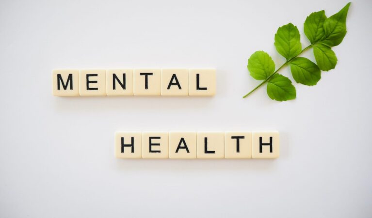 MENTAL HEALTH AWARENESS ; PHOTO TOTAL SHAPE ; UNSPLASH