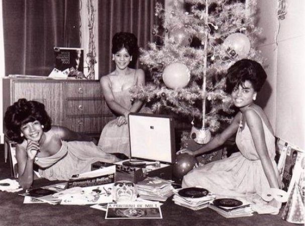 A SUPREMES CHRISTMAS, DETROIT 1960S, PHOTO WEHADFACETHEN ON TUMBLR / PINTEREST
