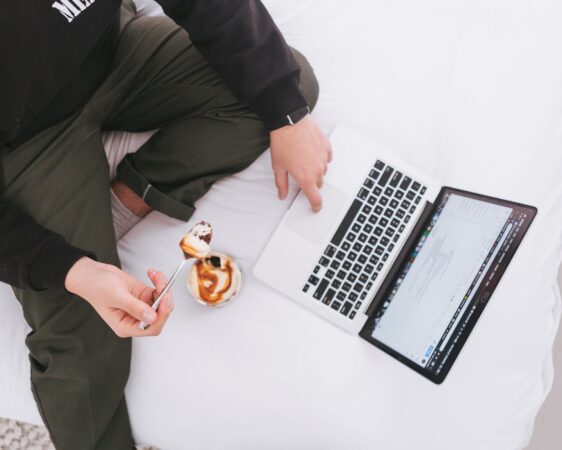 SNACKING, PHOTO NO REVISIONS / UNSPLASH