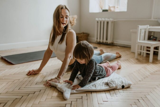 MOTHER AND KIDS YOGA MENTAL HEALTH. PHOTO VALERIA USHAKOVA / PEXELS